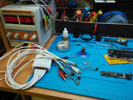 Как включить iPhone от блока питания